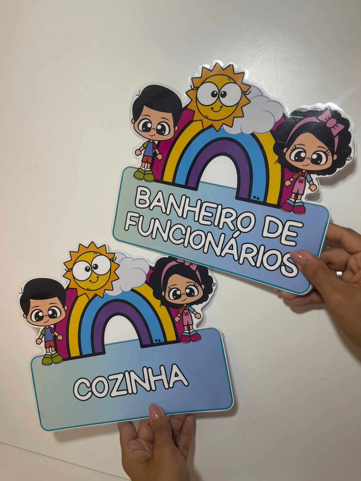 Plaquinhas para portas editável no canva (tema arco-íris) – Mundo da ...