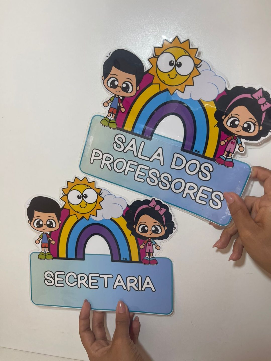 Plaquinhas para portas editável no canva (tema arco-íris) – Mundo da ...