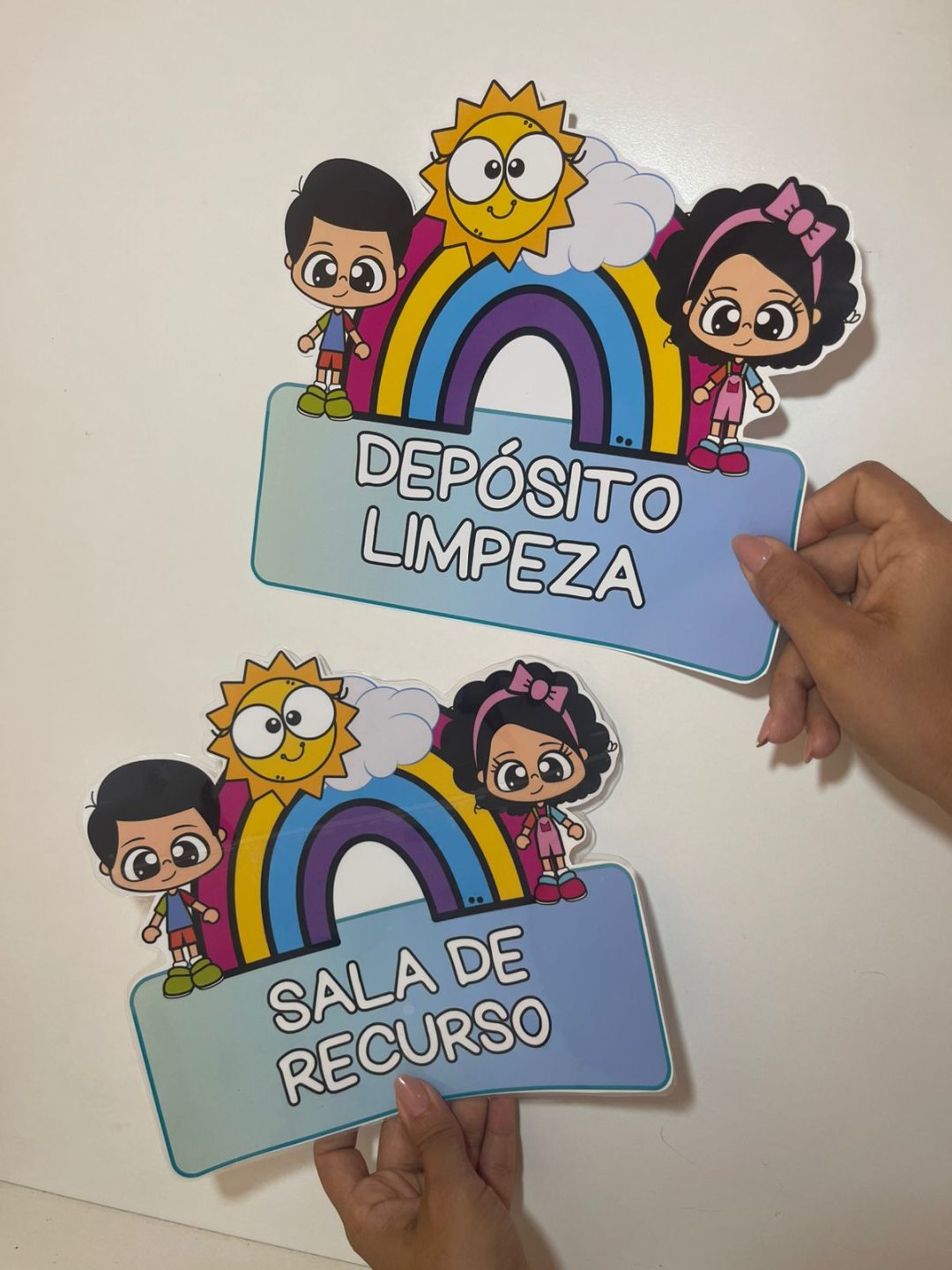 Plaquinhas para portas editável no canva (tema arco-íris) – Mundo da ...